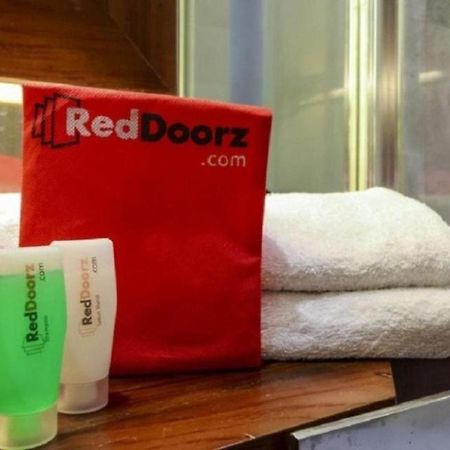 Reddoorz Plus @ Jalan Pemuda Giacarta Esterno foto