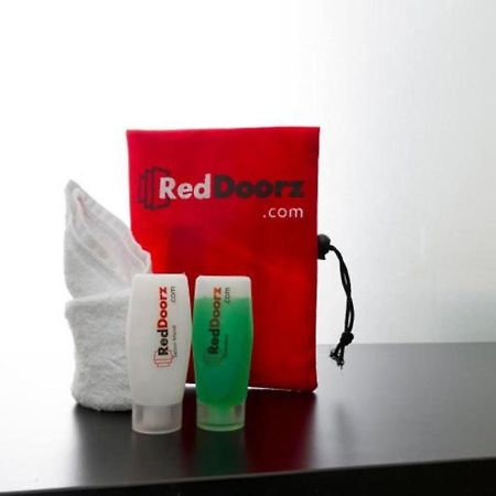 Reddoorz Plus @ Jalan Pemuda Giacarta Esterno foto