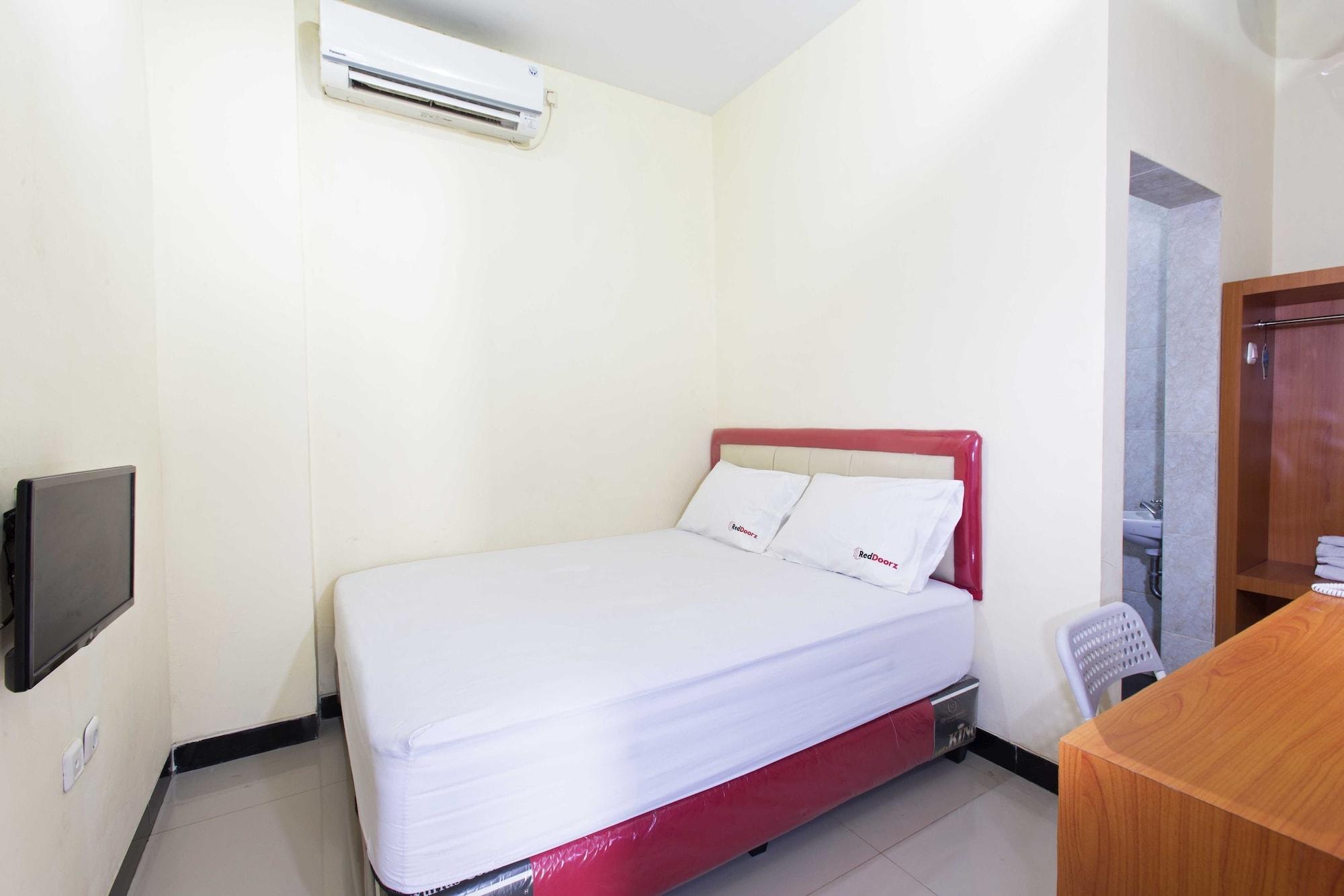 Reddoorz Plus @ Jalan Pemuda Giacarta Esterno foto
