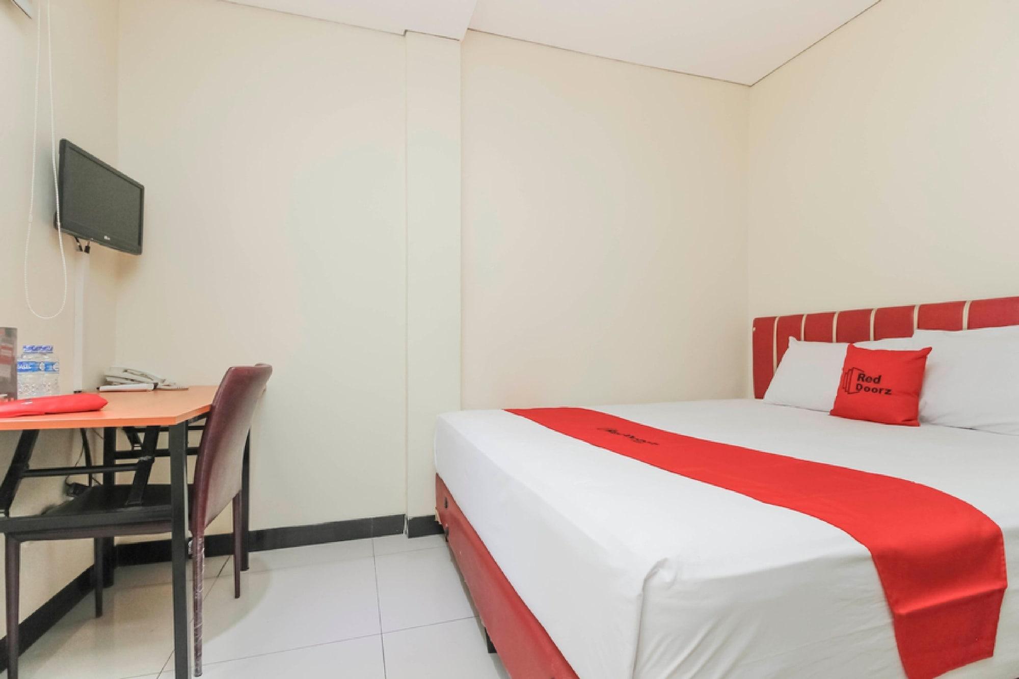 Reddoorz Plus @ Jalan Pemuda Giacarta Esterno foto