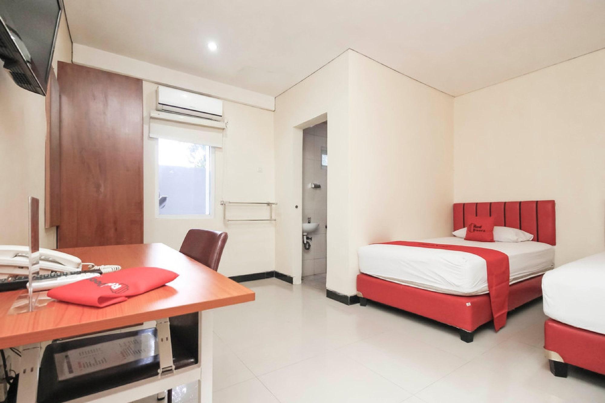 Reddoorz Plus @ Jalan Pemuda Giacarta Esterno foto