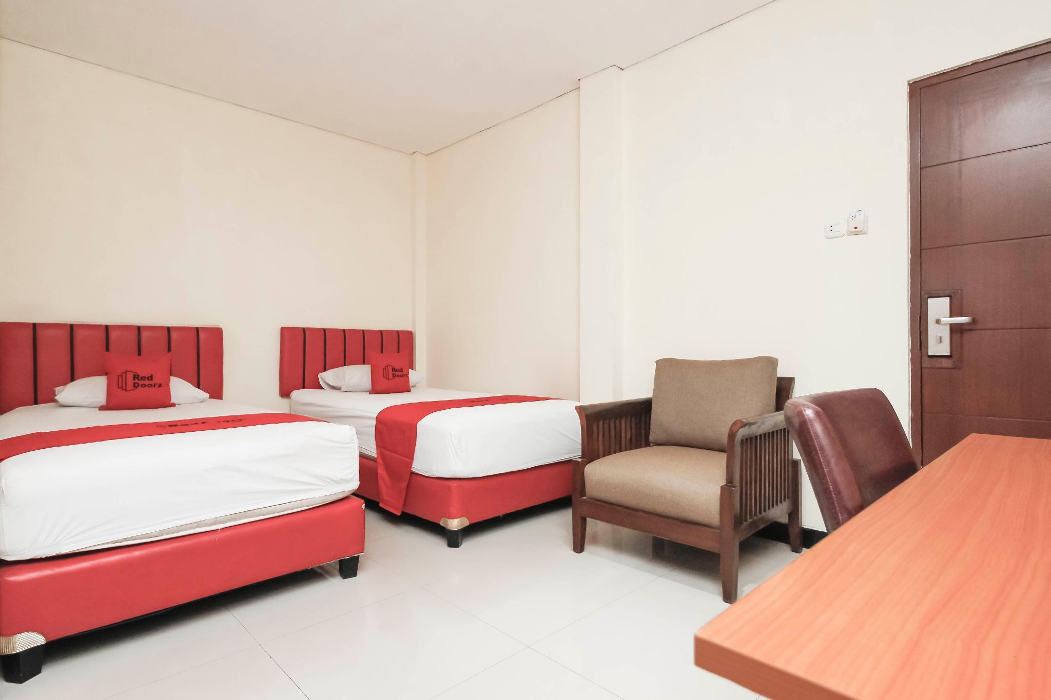 Reddoorz Plus @ Jalan Pemuda Giacarta Esterno foto