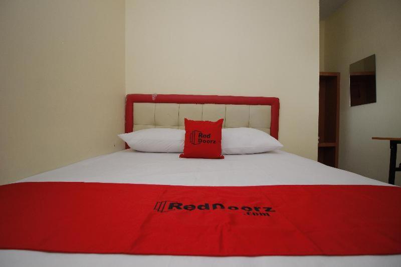 Reddoorz Plus @ Jalan Pemuda Giacarta Camera foto