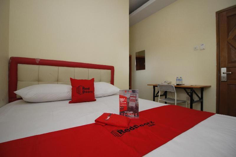 Reddoorz Plus @ Jalan Pemuda Giacarta Camera foto
