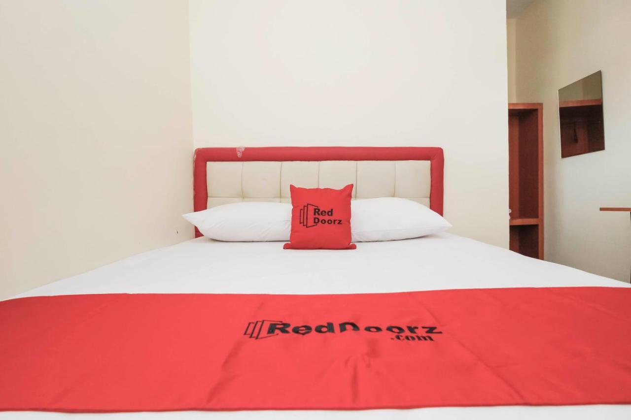 Reddoorz Plus @ Jalan Pemuda Giacarta Esterno foto