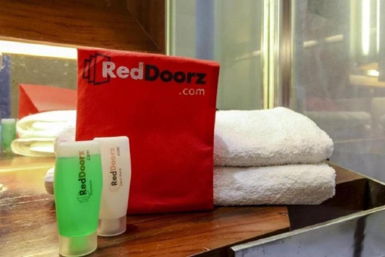Reddoorz Plus @ Jalan Pemuda Giacarta Esterno foto