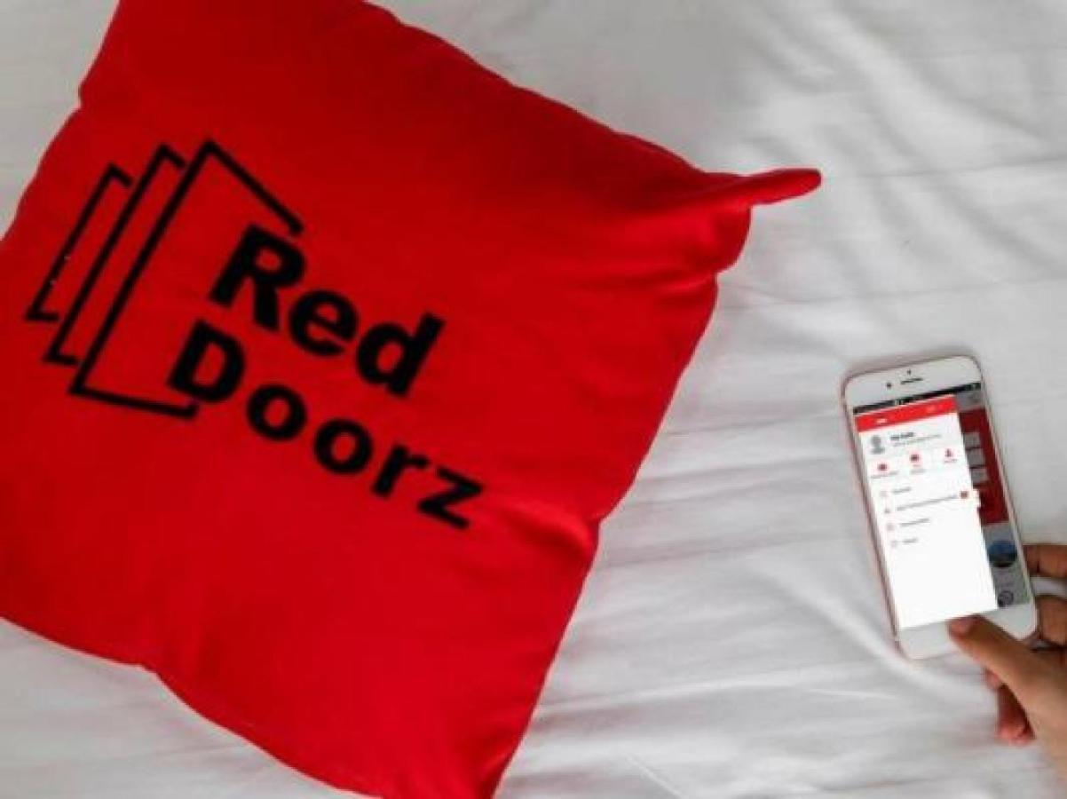 Reddoorz Plus @ Jalan Pemuda Giacarta Esterno foto